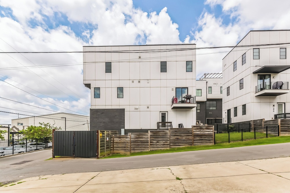 Chic Townhome for 10 W/rooftop view 3
