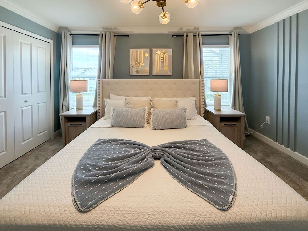 Contemporary Townhouse w Pool BBQ Sleeps 12