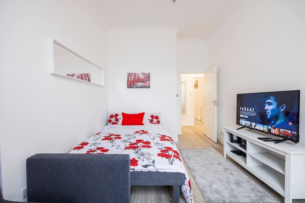 Kensington Charming and Bright Flat