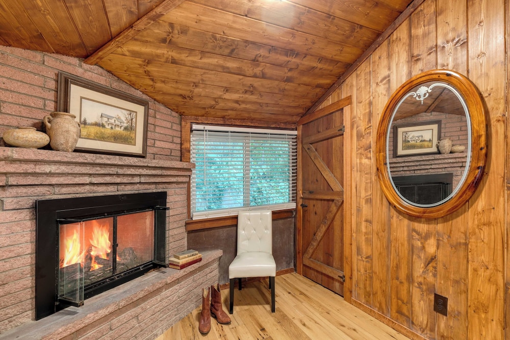 Riverwood Gatlinburg/pigeon Forge Cabin w/ River Views
