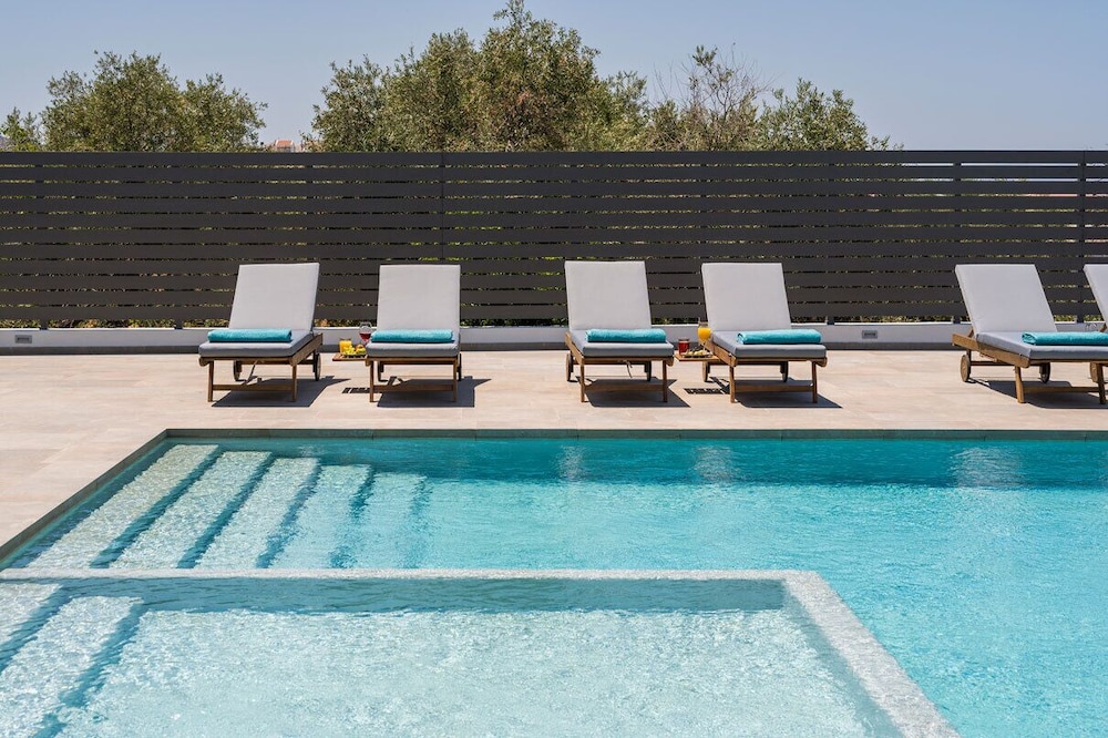 Azatis Luxury Villa view 4