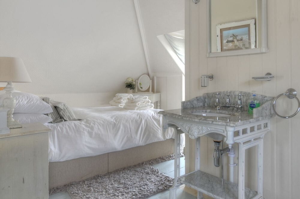 2 Hadleigh Villas