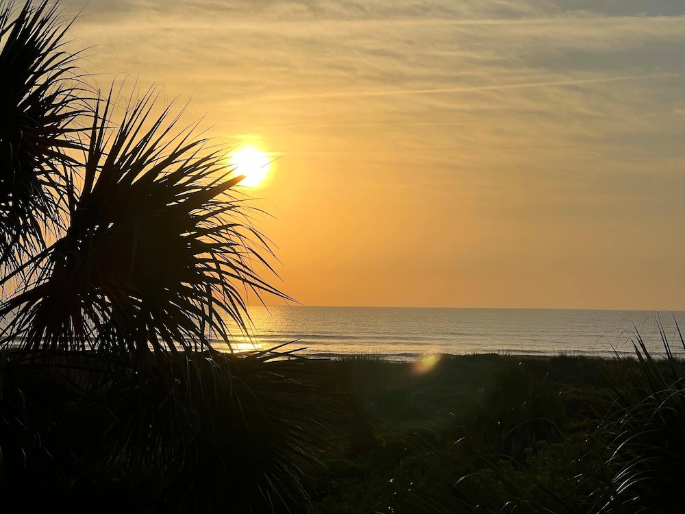 Oceanfront Luxury: 2BR Condo, New Rental