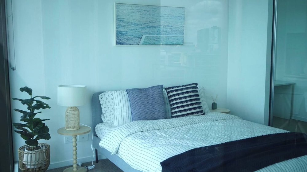 Spacious City Escape With Pool, Gym & Free Parking