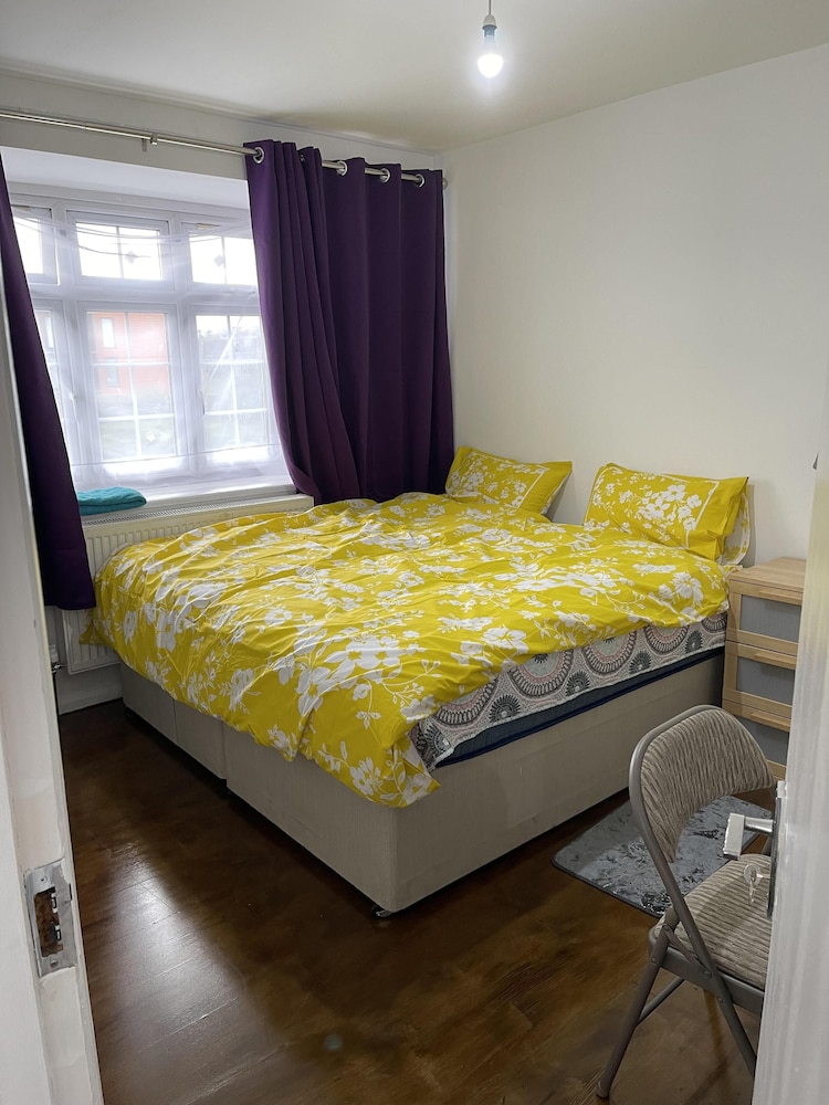 Charming 2-bed Apartment in Heathrow First Floor