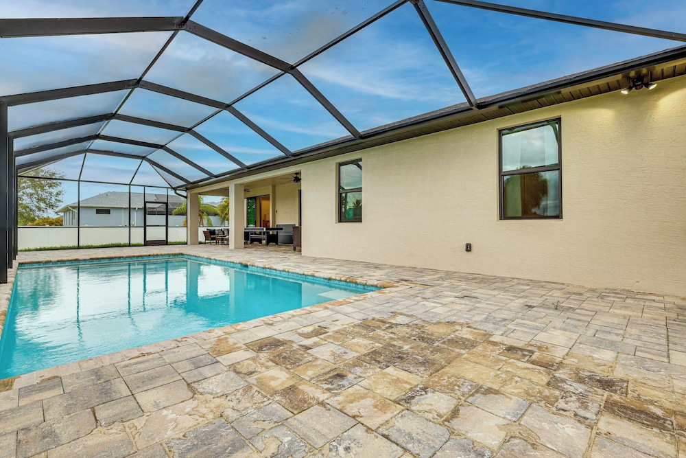 Outdoor Oasis: Spacious Family Home in Cape Coral!