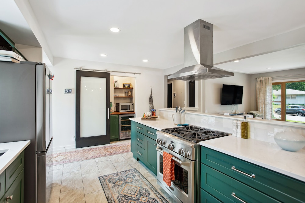 Charming & Bright Crystal Home Rental: Fire Table!