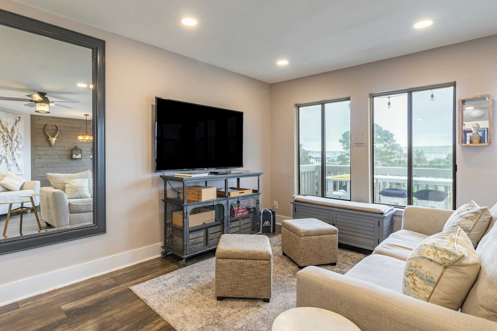 2 Condos, Steps to the Beach Pool+hot Tub, Balcony Lounge Triton & Sea Haven