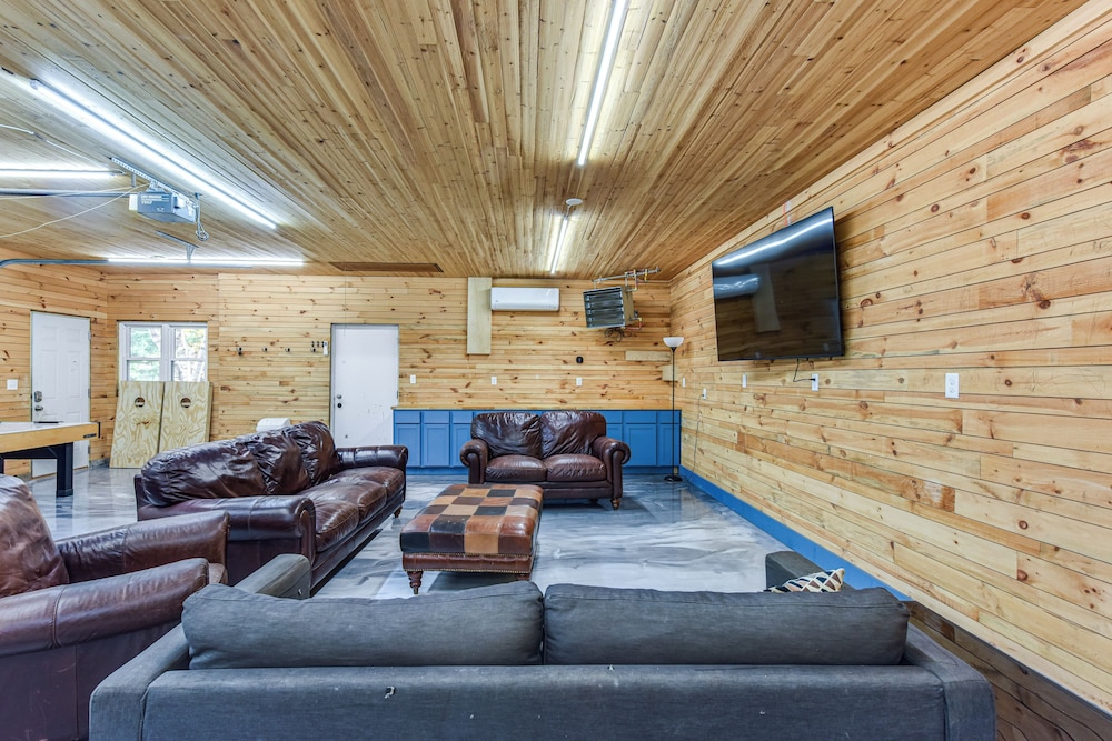 600-sq-ft Deck! Hutchinson Retreat on 5 Acres