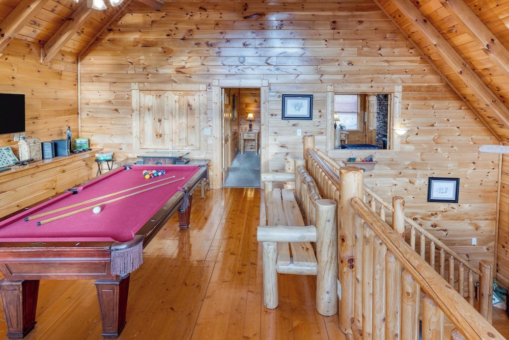 Cozy Cabin Near Dollywood Attractions Hot Tub, Game Room, Views Anne's Place