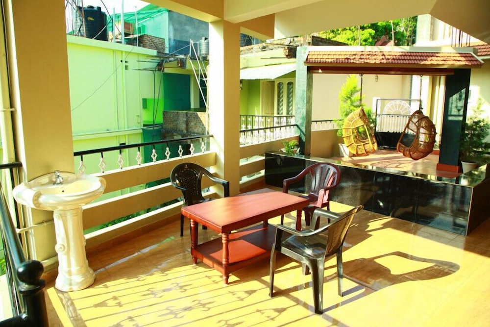 Jungle Palace Homestay