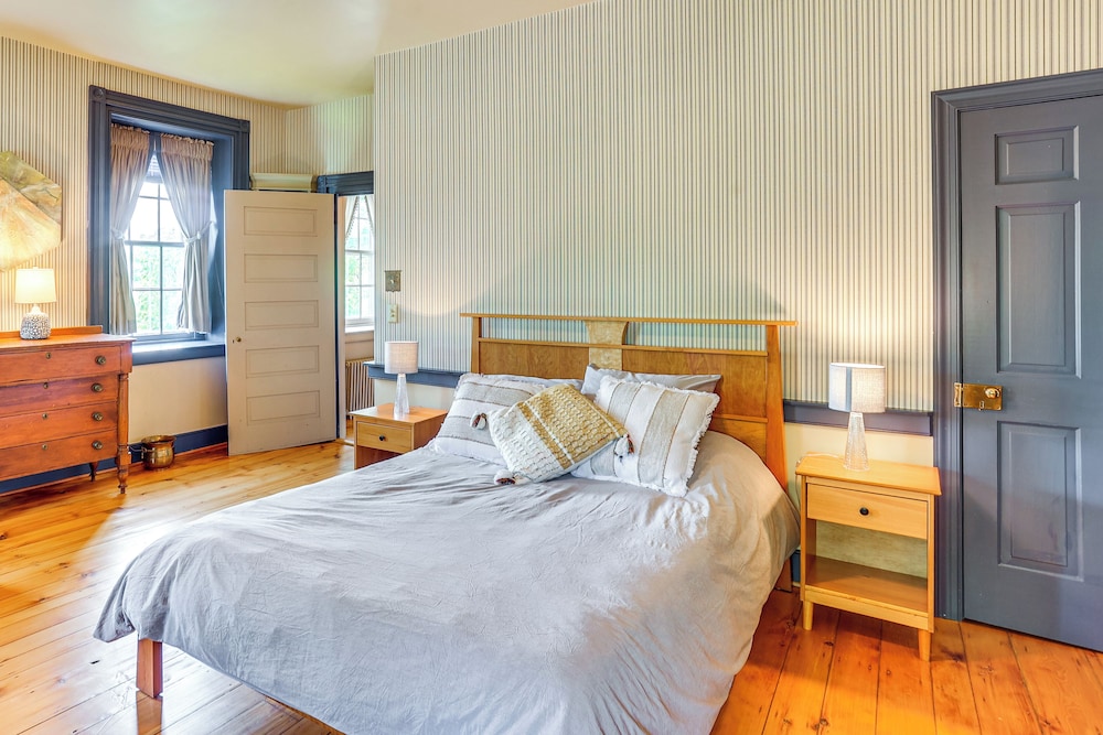 8 Mi to Reading: Spacious Farmhouse Retreat!