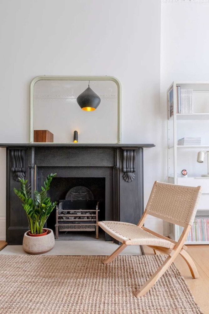 Stylish & Light Victorian 2BD Flat - Holland Park