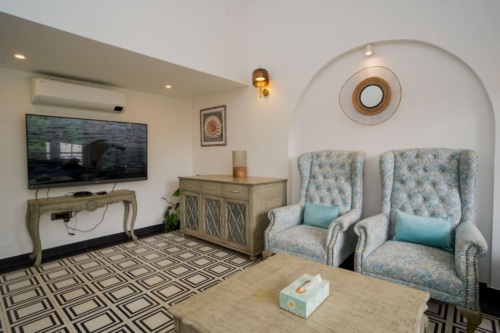 Villa Bauhinia - 5bhk With Pool 10 Mins to Beach