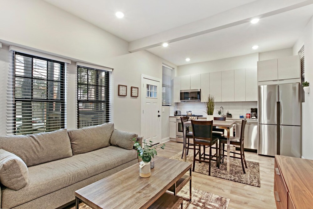 Prime 3BR Apt - Lawndale rep