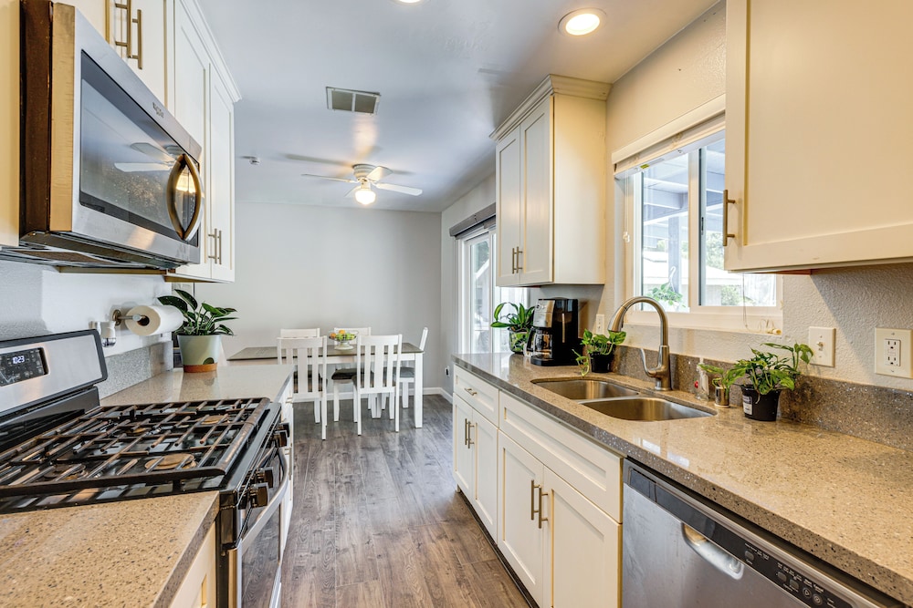 Pet-friendly Apt 11 Mi to Dtwn San Diego!