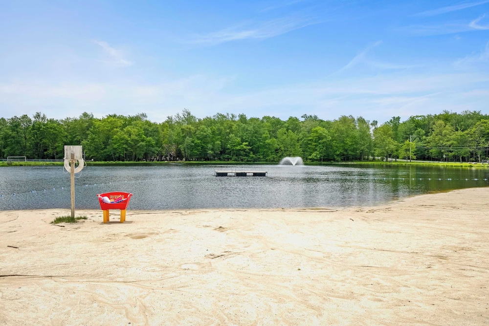 Atlas Point Lodge Sauna, Fireplaces, Kayaks, Lakes + Pet-friendly Yard