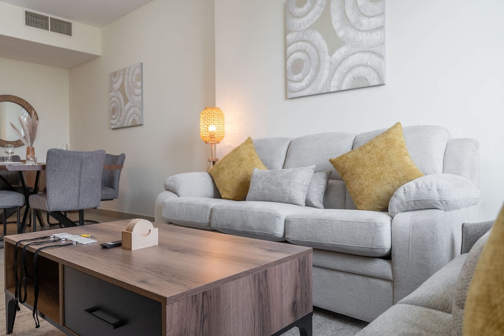 1 Bedroom Apartment With a City View and Sleeps 4