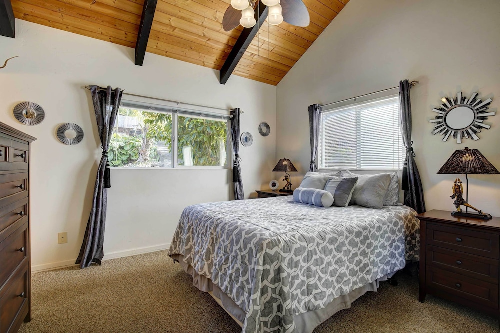 Cozy Kona Coast Apt w/ Lanai ~ 8 Miles to Beach! view 4