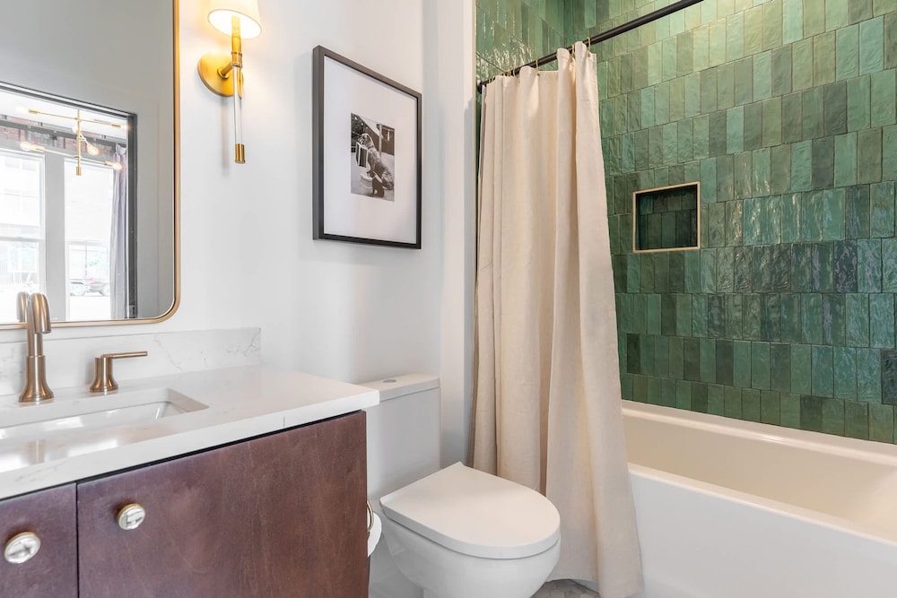 Luxe Group Stay With Hot Tub Rooftop Lounge