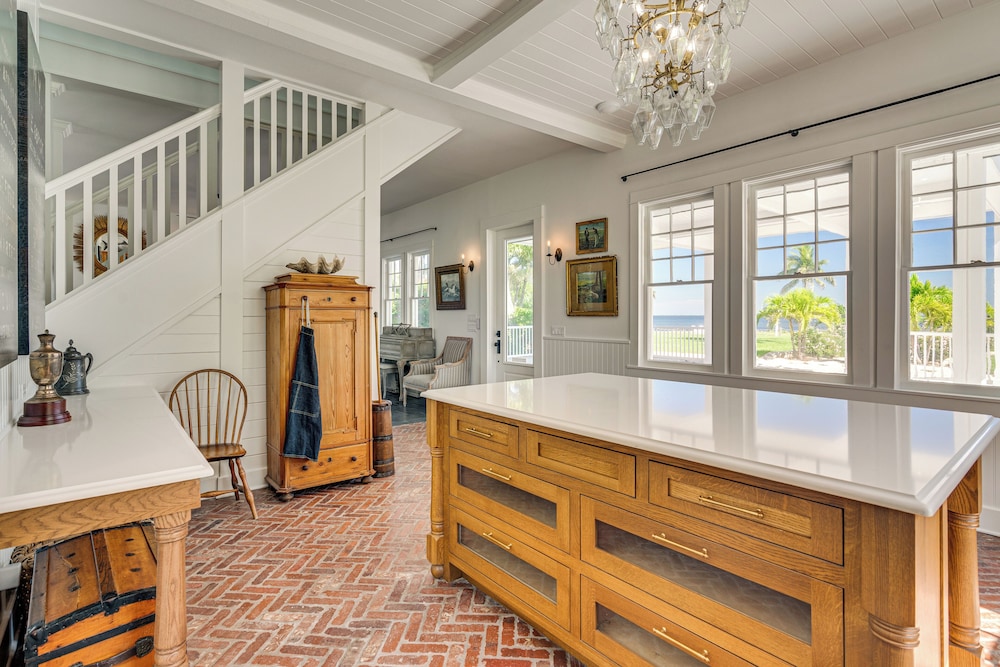 Luxe Pine Island Living: Historic Old Florida Gem!