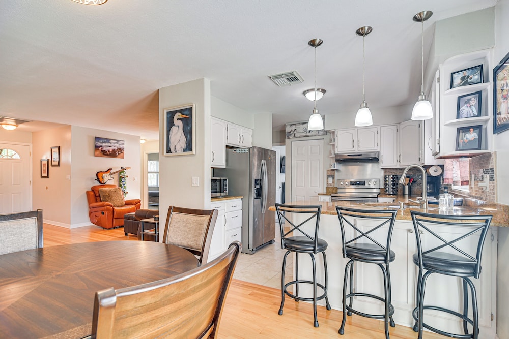 Pet-friendly Home w/ Pool & BBQ in Largo