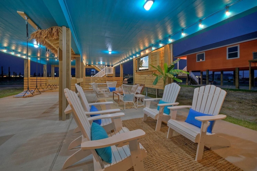 Outdoor Lounge w/ Bar Swing Seats, Near Nature Preserve Blutopia by Avantstay view 4