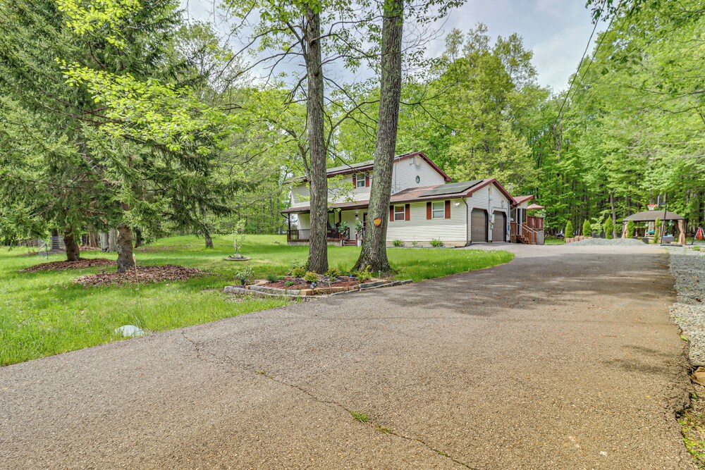 Long Pond Home w/ Hot Tub ~ 8 Mi to Kalahari!