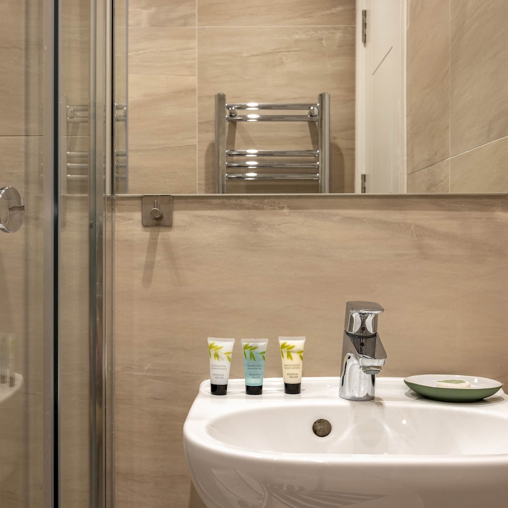 Balcony South Kensington Luxury 2 bed Apartment