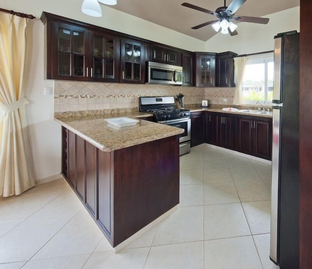 Privacy and comfort luxury 6 bedroom villa