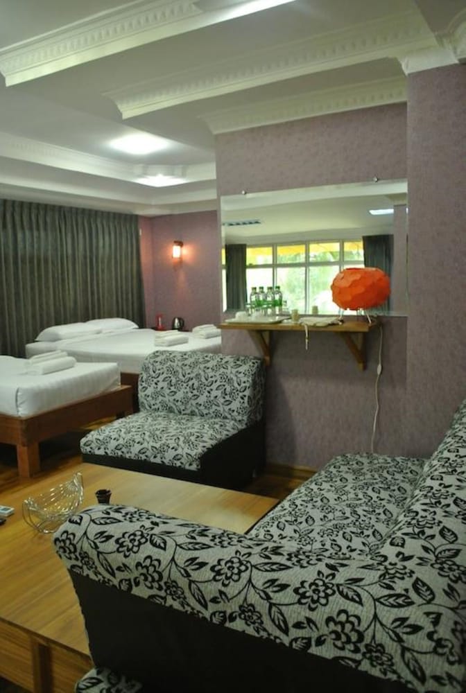 Yaewaddy Motel