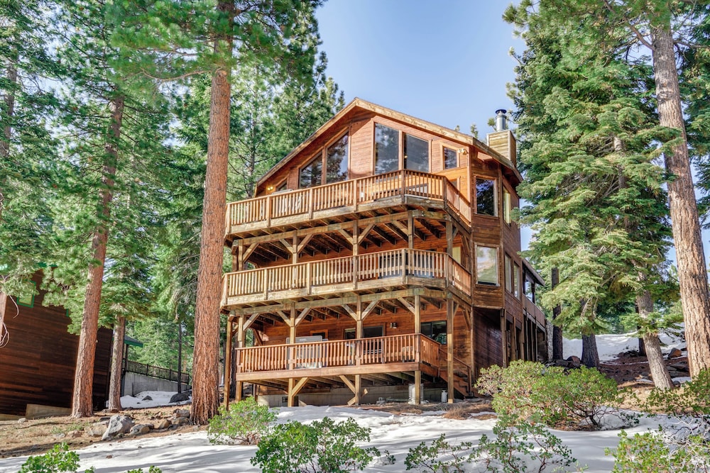6 Mi to Ski Slopes! Family Tahoe Cabin w/ 3 Decks