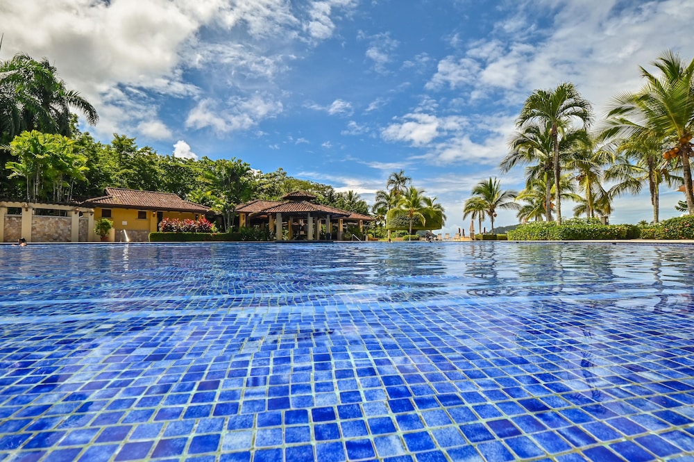 CR Luxury Los Sueños Condos