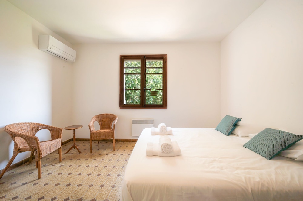 Mas Lou Pitchoun Exceptional Villa Between the Alpilles and Avignon