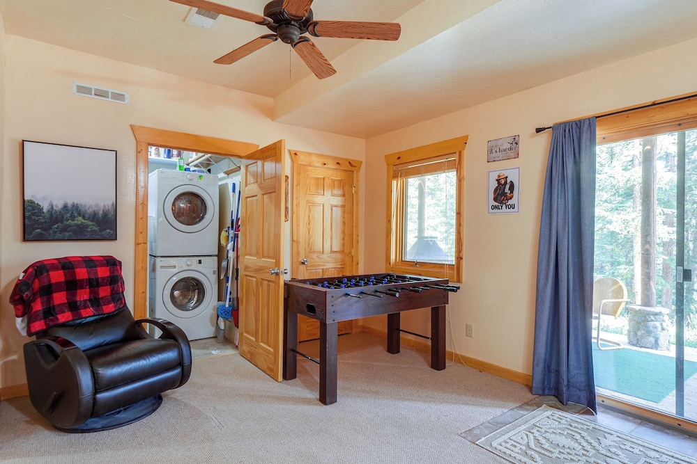 Hot Tub Hideaway w/ Views & Deck in Fairplay!