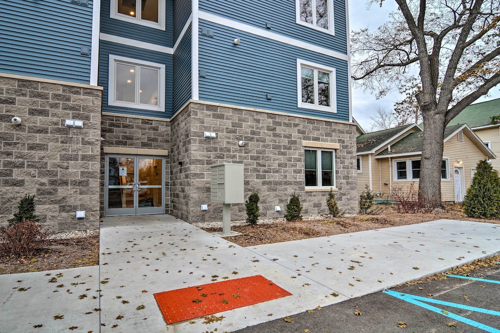 Centrally Located Traverse City Condo 1 Mi to Bay view 2