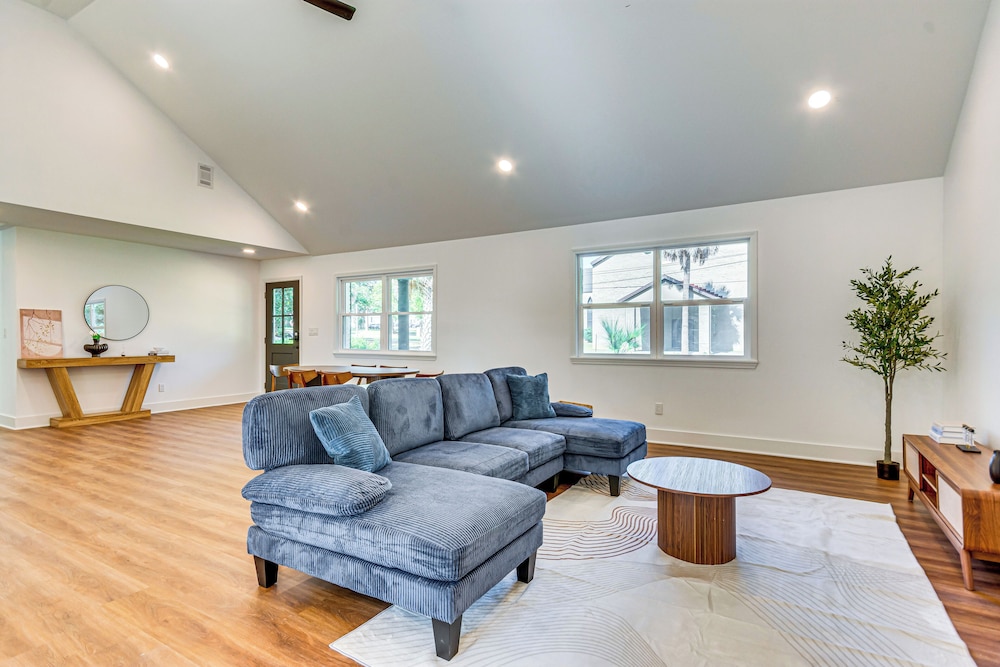 < 1 Mi to Downtown Pensacola: Quiet Home w/ Yard