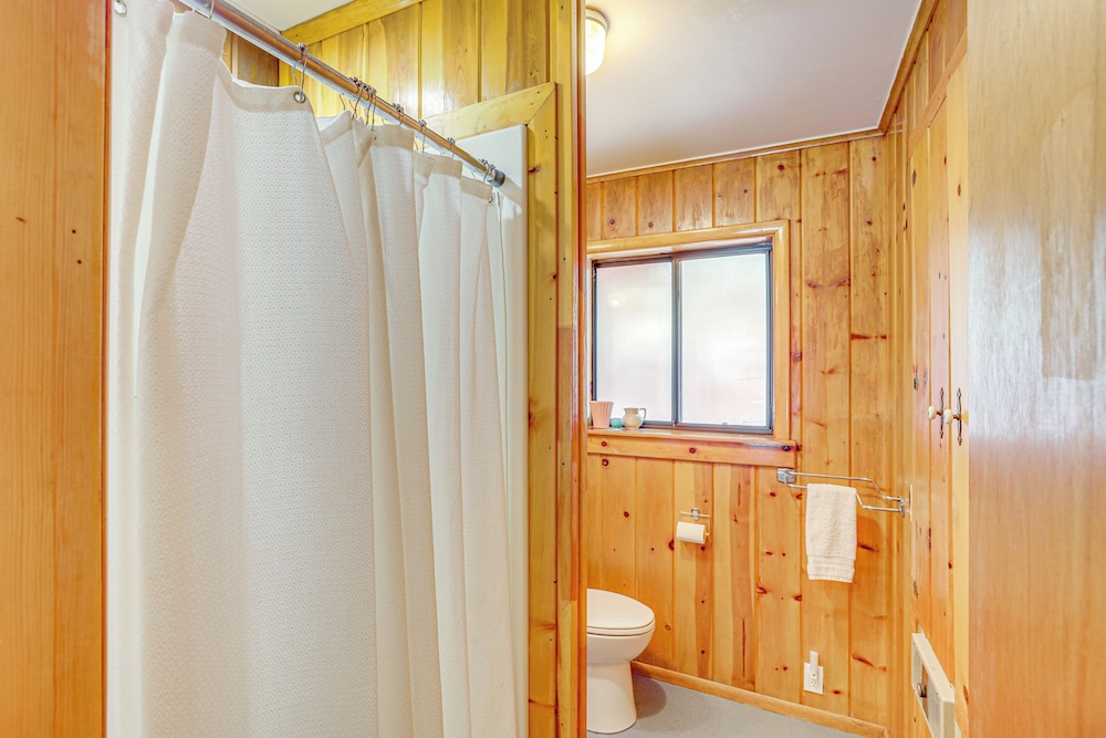Walk to Lake Almanor: Prattville Cabin w/ 2 Decks!