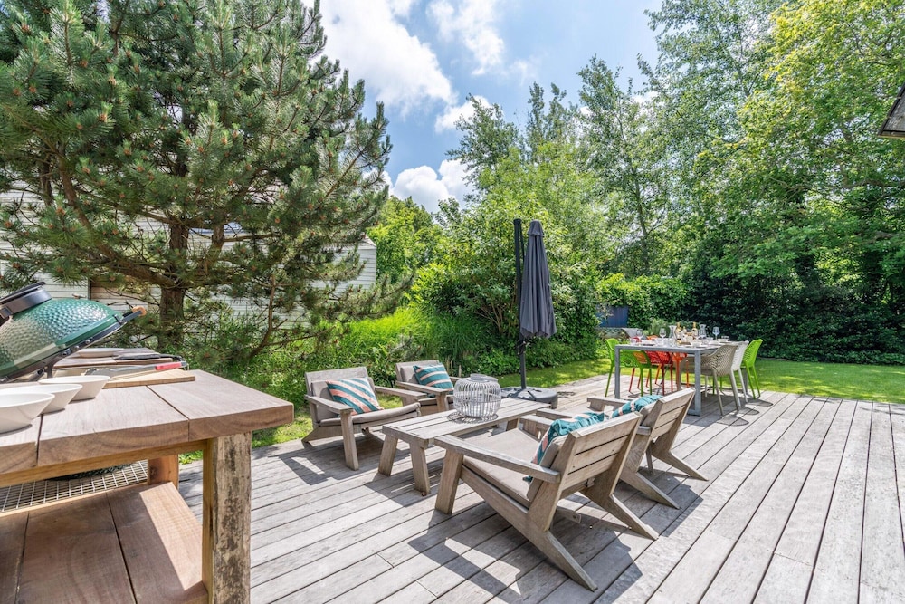 Relaxed and Atmospheric 6-person Villa Near the Forest