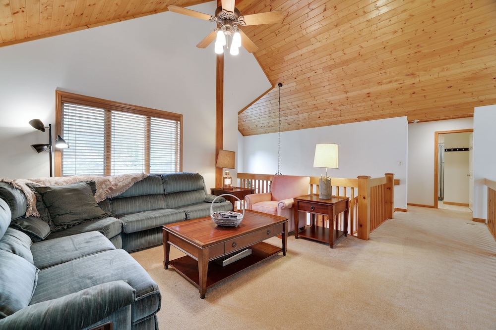Elk Hollow by Avantstay Lakefront Chalet w Game Room Fire Pit