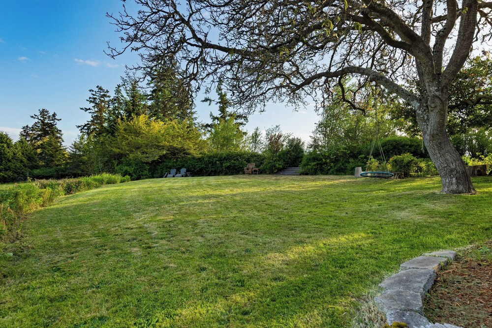 Maxwelton Aerie Bluffside Retreat w/ Sweeping Puget Sound Views + Firepit