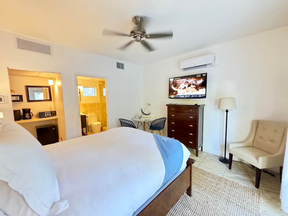 Islands Inn on the Drive - Poolside Paradise Suite - A1