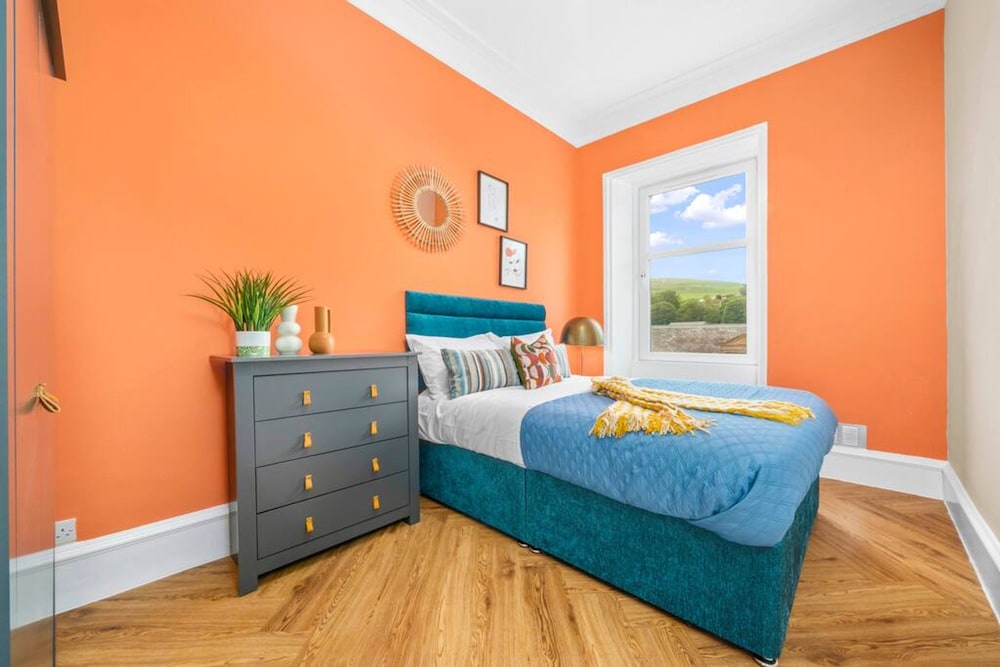 Stylish 4 Bed-town Centre