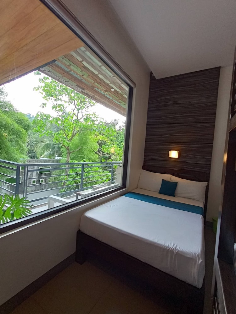 Anton's Loft Designer Resort Pansol