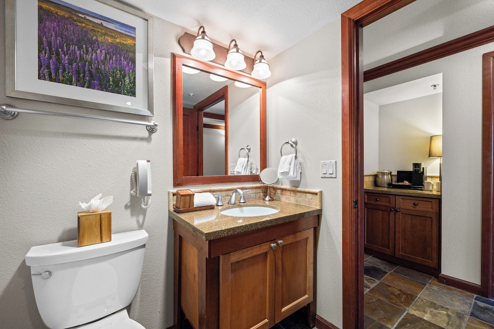 Condo w/ Fireplace & Community Perks