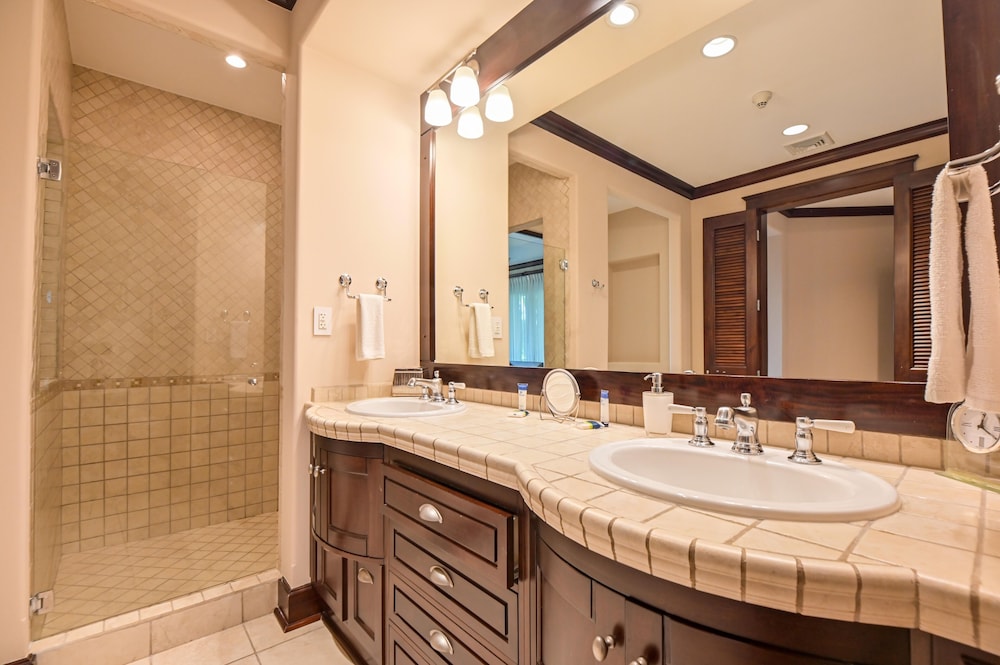 CR Luxury Los Sueños Condos