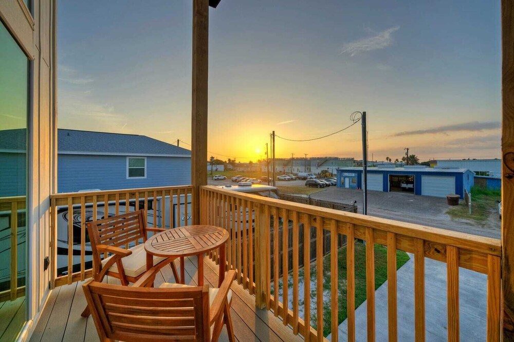 Sleeps 16 2 Homes, Priv Pool, Ping-pong 1block to Alister St. Shops & Dining