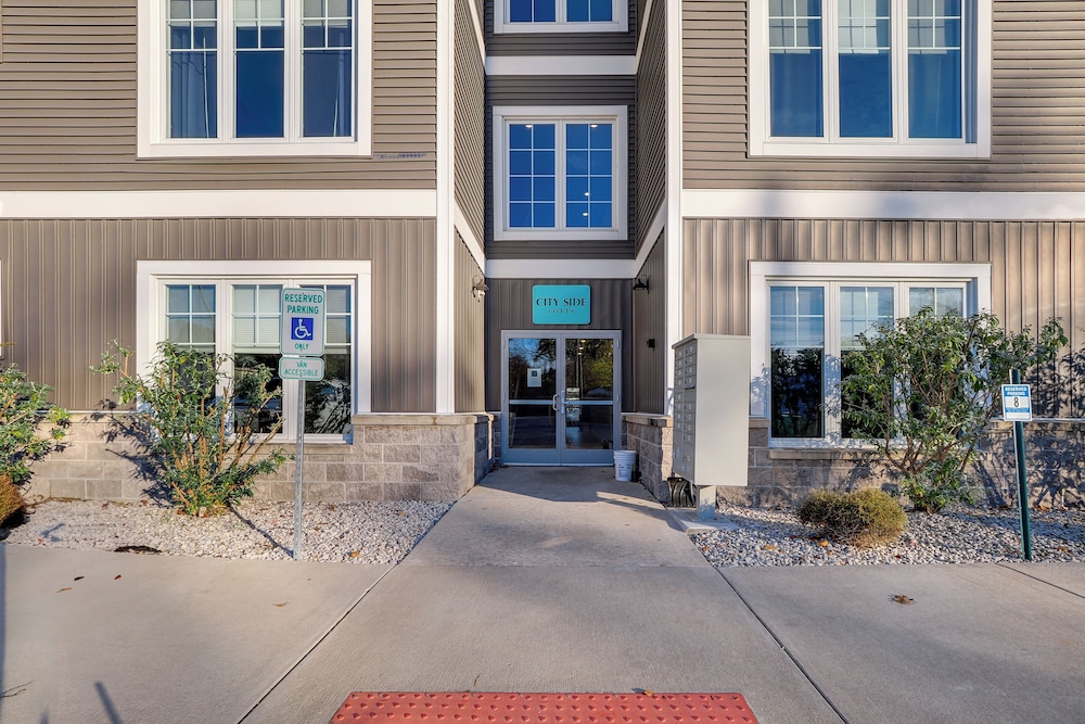 Walk to Front St! Traverse City Condo Near Skiing