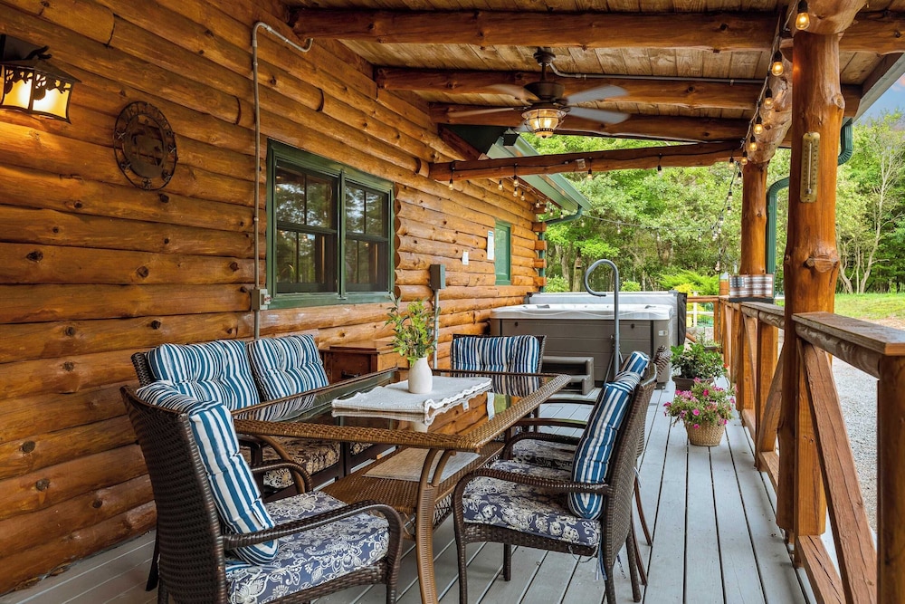 Bigwood Cabin Retreat Hot Tub, Game Room, Firepit Lounge & Private Yard