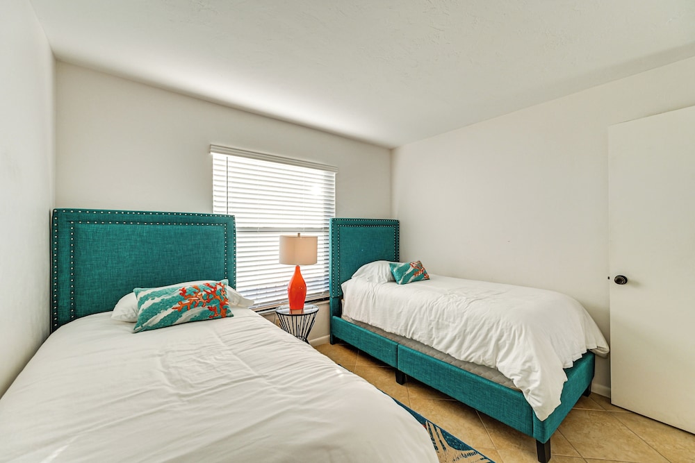 Oceanside Marco Island Retreat: Pool & Tennis!